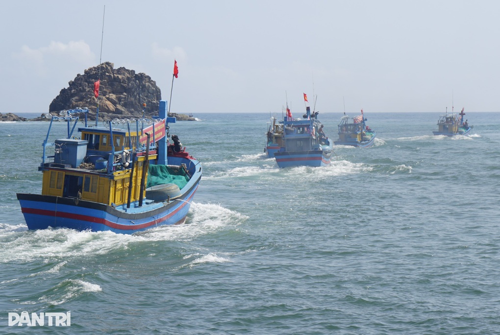 Tàu có 10 ngư dân đang đánh bắt trên biển, một người đột nhiên biến mất - 1 Tàu có 10 ngư dân đang đánh bắt trên biển, một người đột nhiên biến mất - 1