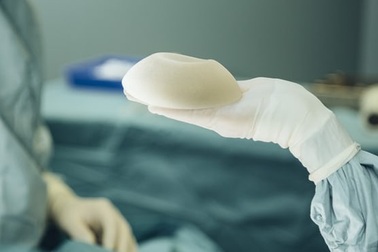 Bang Ấn Độ phẫu thuật nâng ngực miễn phí cho người nghèo