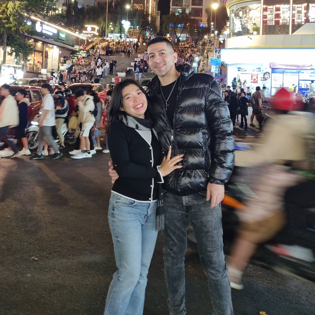 Đi công viên buổi tối, chàng trai Mỹ ngỡ ngàng với thói quen của người Việt - 1 Đi công viên buổi tối, chàng trai Mỹ ngỡ ngàng với thói quen của người Việt - 1