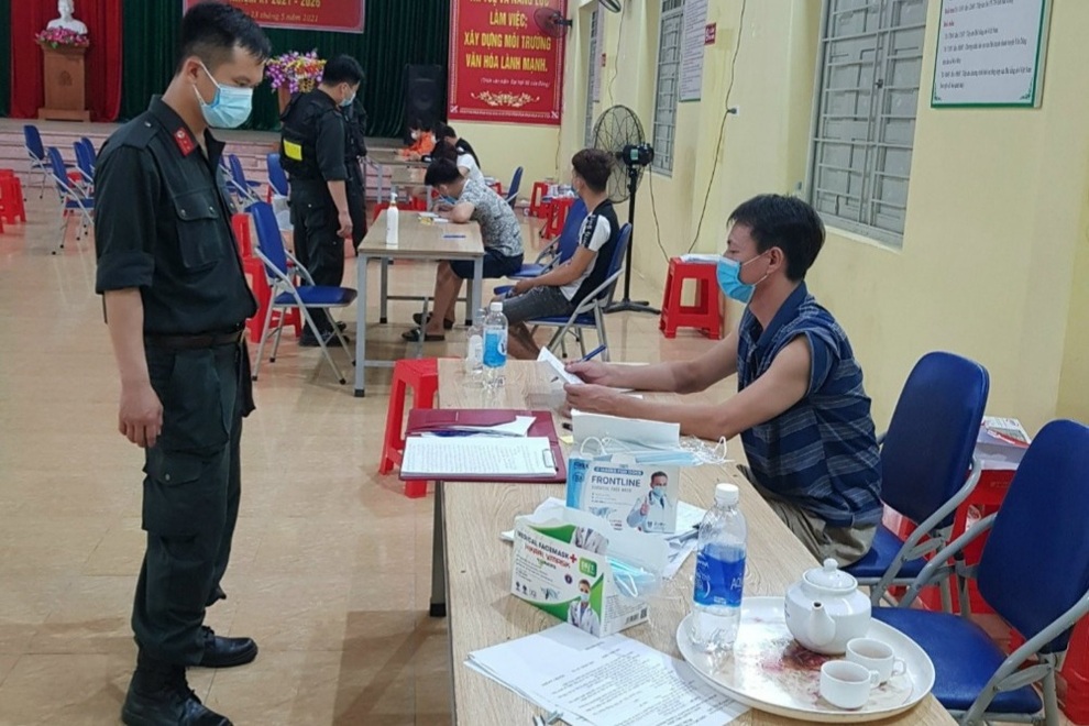 Tụ tập xem bóng đá, 7 người ở Bắc Giang bị phạt 105 triệu đồng - 1 Tụ tập xem bóng đá, 7 người ở Bắc Giang bị phạt 105 triệu đồng - 1