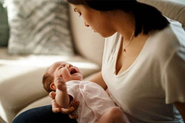 Tôi mệt mỏi vì bố chồng tay bẩn vẫn bế cháu, lấy quần áo em bé lau nhà