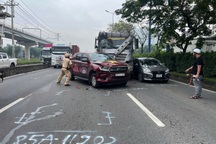 5 ô tô dính chặt sau tai nạn liên hoàn trên đường Võ Nguyên Giáp ở TPHCM