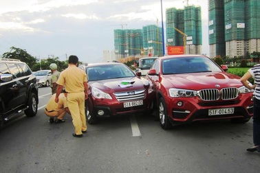 Xe ben “Super 355PS” gây náo loạn xa lộ Hà Nội