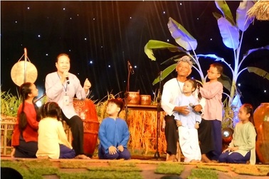 Dân vũ, dân nhạc trình làng cùng dân ca