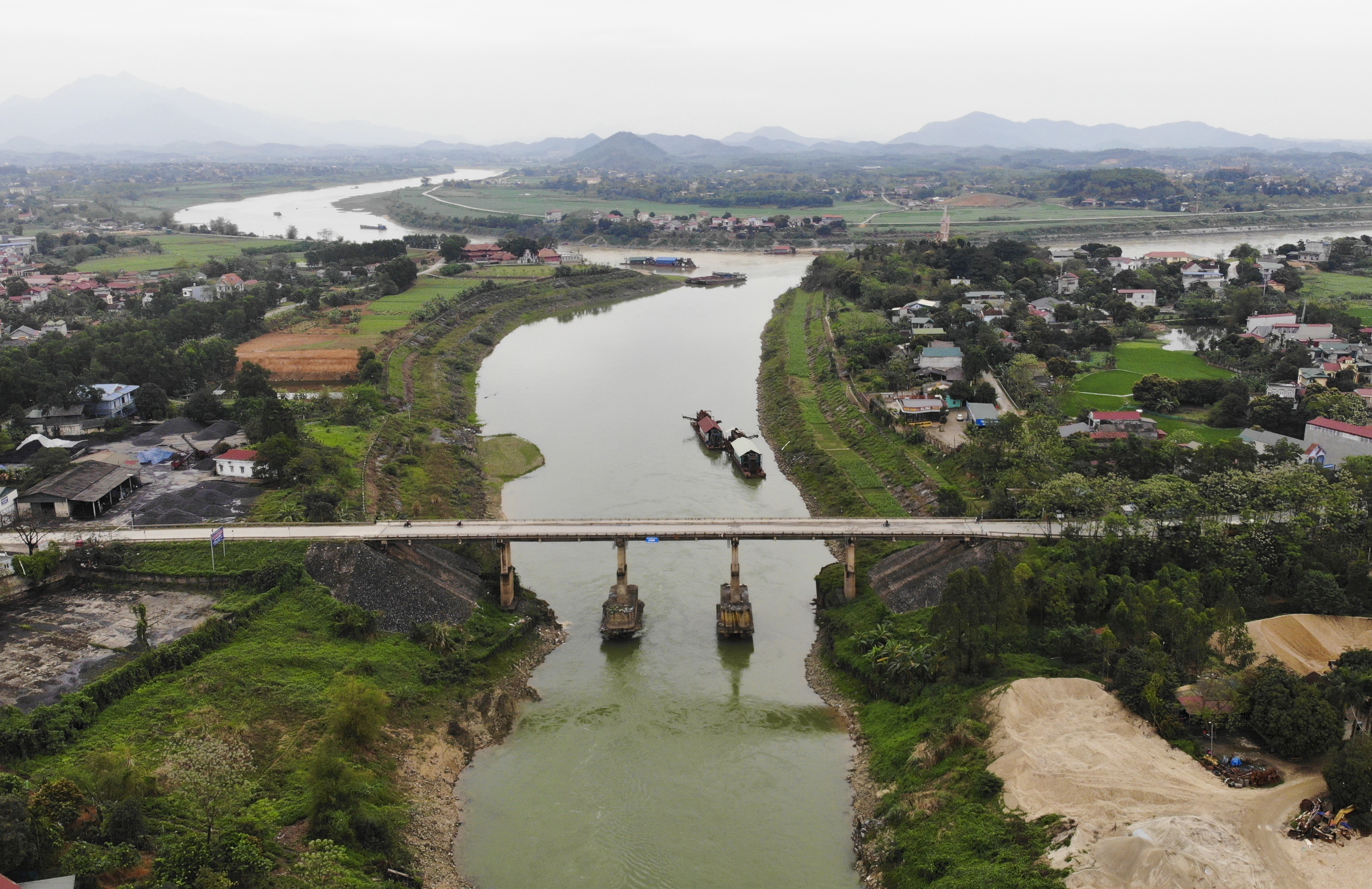 Cầu Đoan Hùng xuống cấp nghiêm trọng, người dân “chật vật” đi bộ qua cầu - 1 Cầu Đoan Hùng xuống cấp nghiêm trọng, người dân “chật vật” đi bộ qua cầu - 1