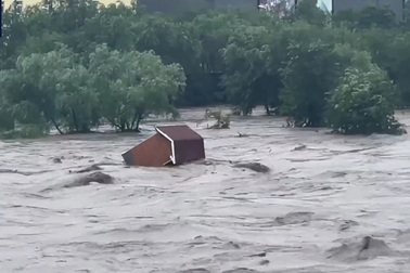 Thành phố có lượng mưa rút xuống một ngày bằng cả năm, nhà cửa bị cuốn trôi