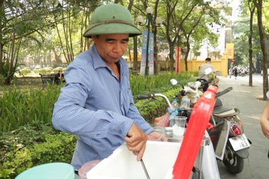 Hà Nội: Phận người mấy mươi năm tha hương, bám víu đường phố mưu sinh