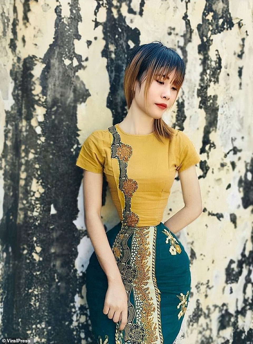 Cô gái Myanmar sở hữu “vòng eo con kiến” 35 cm - 3 Cô gái Myanmar sở hữu “vòng eo con kiến” 35 cm - 3