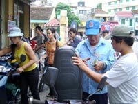 Xăng tăng giá, lao động nghèo lao đao