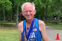 Cụ ông 73 tuổi phá kỷ lục thế giới ở cự ly chạy 50km