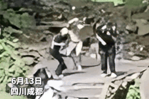 Cô gái bị tảng đá rơi trúng tử vong tại chỗ, khách hoảng sợ chạy tán loạn