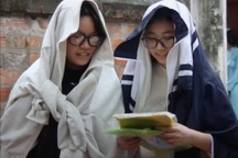 Sĩ tử Hà Nội "đội mưa" tới Văn Miếu cầu may trước ngày thi tốt nghiệp THPT