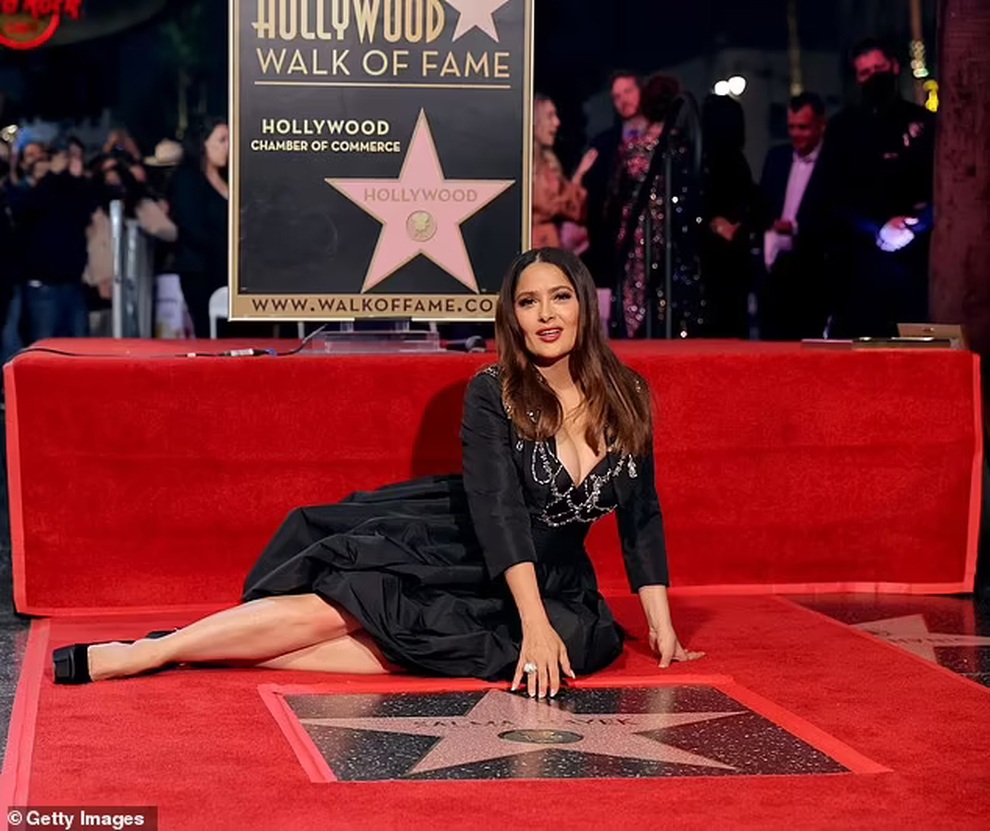 Chồng siêu giàu tới mừng Salma Hayek nhận sao trên đại lộ danh vọng - 2 Chồng siêu giàu tới mừng Salma Hayek nhận sao trên đại lộ danh vọng - 2
