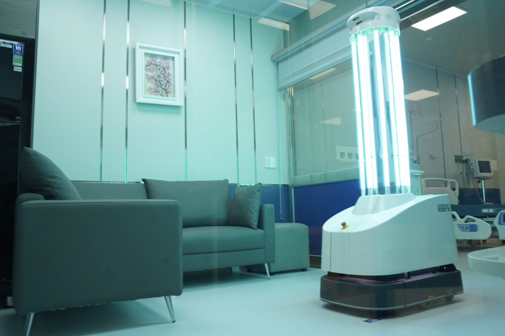 Bệnh viện công đầu tiên ở Việt Nam có 2 robot khử khuẩn công nghệ mới UV - 3 Bệnh viện công đầu tiên ở Việt Nam có 2 robot khử khuẩn công nghệ mới UV - 3