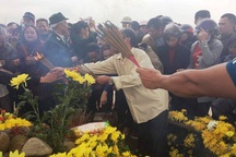 Hàng ngàn người xì xụp khấn bái rắn “thần” trên mộ người ăn xin