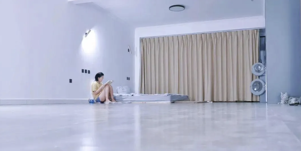 Bị bạn trai yêu 10 năm đá, cô gái quyết sống tối giản với 6 món đồ - 1 Bị bạn trai yêu 10 năm đá, cô gái quyết sống tối giản với 6 món đồ - 1