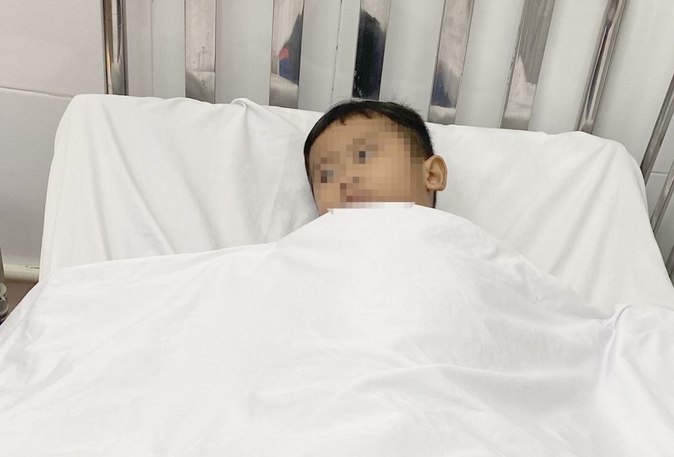 Bị rắn lục đuôi đỏ tấn công, bé trai 4 tuổi nhiễm độc nặng - 2 Bị rắn lục đuôi đỏ tấn công, bé trai 4 tuổi nhiễm độc nặng - 2
