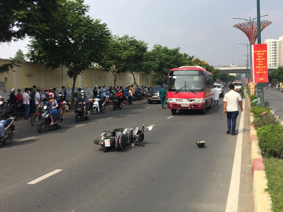 Huy động xe cẩu nâng xe buýt giải cứu thi thể nạn nhân - 1 Huy động xe cẩu nâng xe buýt giải cứu thi thể nạn nhân - 1