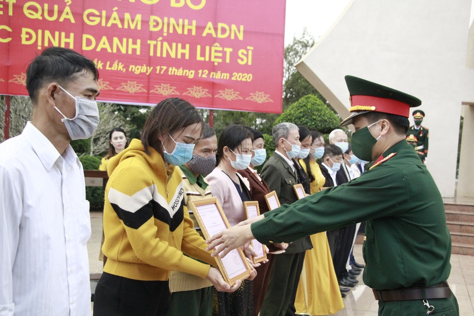 Xúc động lễ công bố kết quả giám định ADN về danh tính 34 liệt sĩ - 3 Xúc động lễ công bố kết quả giám định ADN về danh tính 34 liệt sĩ - 3