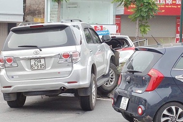 Xe Fortuner gây tai nạn liên hoàn, 3 người nhập viện