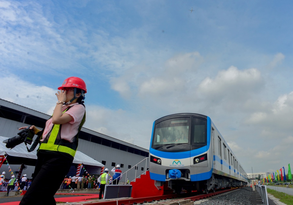 Tàu metro số 1.jpg Tàu metro số 1.jpg