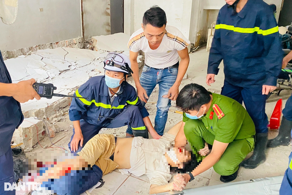 Cảnh sát cứu nạn nhân bị tường đổ trúng người - 1 Cảnh sát cứu nạn nhân bị tường đổ trúng người - 1