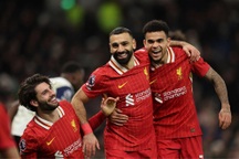 Liverpool vùi dập Tottenham, ung dung ngôi đầu bảng