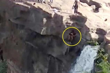 Thanh niên rơi thác 52 mét vì mải miết selfie