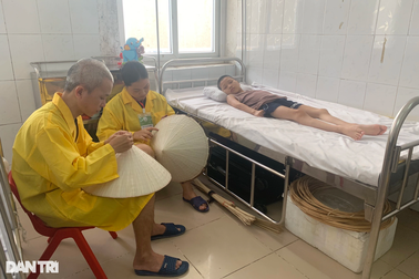 Vợ đưa chồng động kinh lên bệnh viện đan nón, chăm con nằm liệt