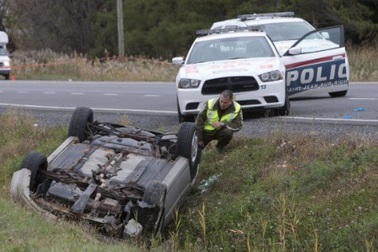 Phần tử cực đoan lao xe vào 2 binh sỹ Canada