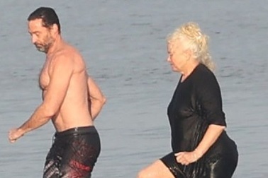 "Người sói" Hugh Jackman đi tắm biển cùng vợ hơn 13 tuổi
