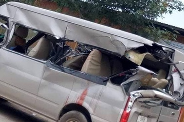 Ô tô 16 chỗ va chạm với xe tải, 3 hành khách thương vong