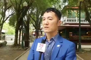 Ông Bùi Văn Mạnh, PGĐ Sở Du lịch Ninh Bình, trao đổi về công tác chuẩn bị đón các PV quốc tế