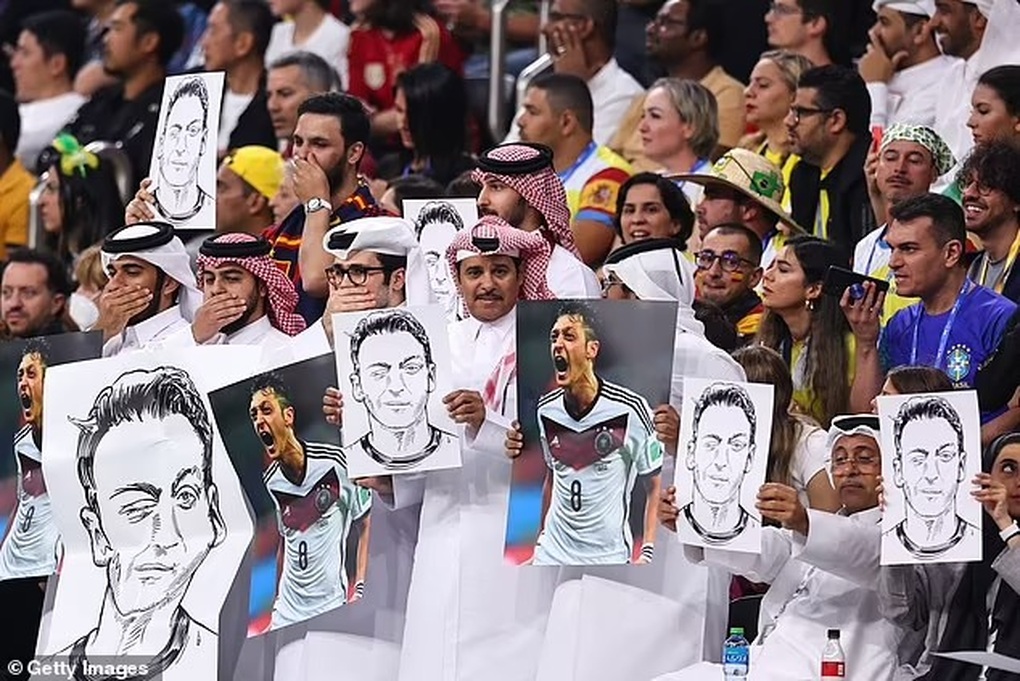 Cổ động viên Qatar đáp trả hành động bịt miệng của tuyển Đức - 1 Cổ động viên Qatar đáp trả hành động bịt miệng của tuyển Đức - 1