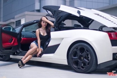 Người đẹp “đọ sắc” với Lamborghini Gallardo Spyder