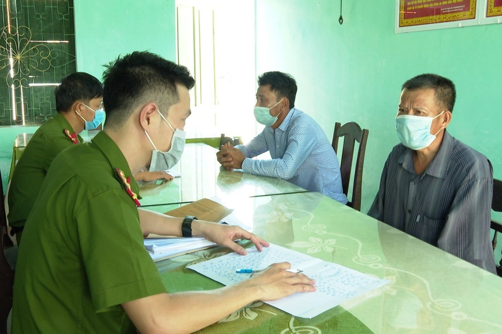 Cán bộ bảo vệ rừng cấu kết ăn tiền với nhóm đối tượng chặt cây rừng - 5 Cán bộ bảo vệ rừng cấu kết ăn tiền với nhóm đối tượng chặt cây rừng - 5