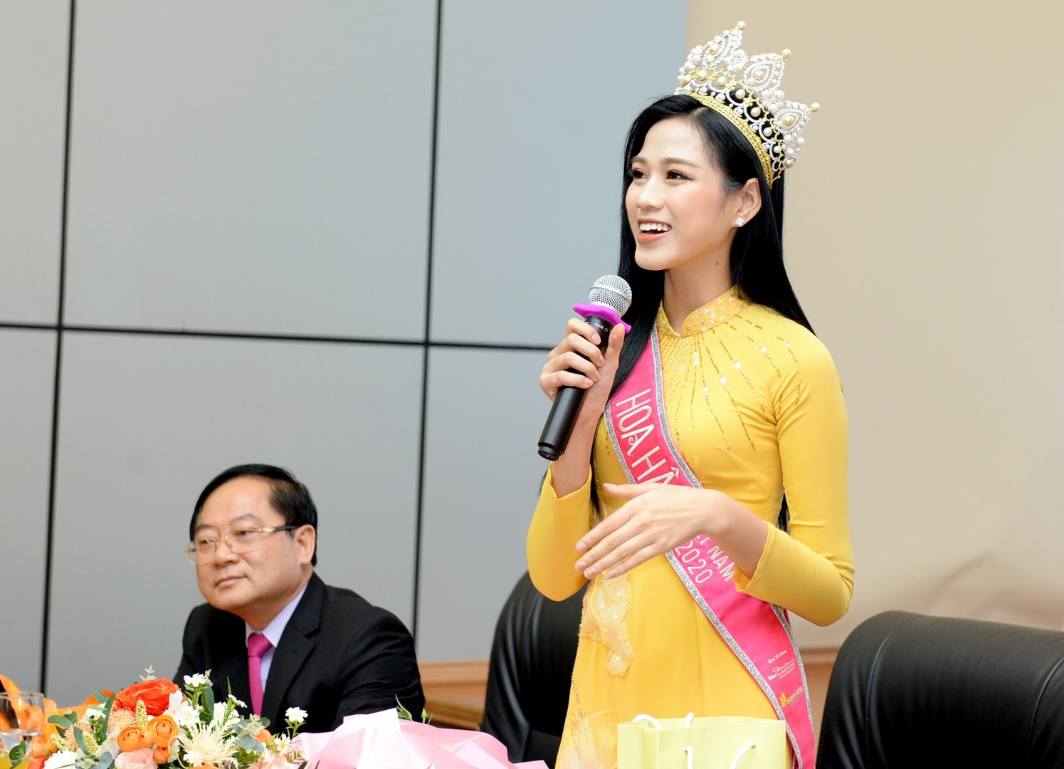 Hiệu trưởng Kinh tế quốc dân lên tiếng về ảnh chắp tay báo cáo hoa hậu - 9