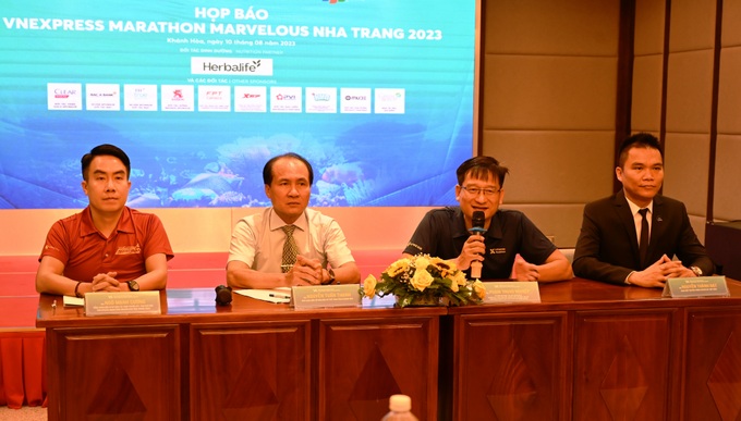 Ban Tổ chức giải trả lời các câu hỏi của vận động viên và nhà báo