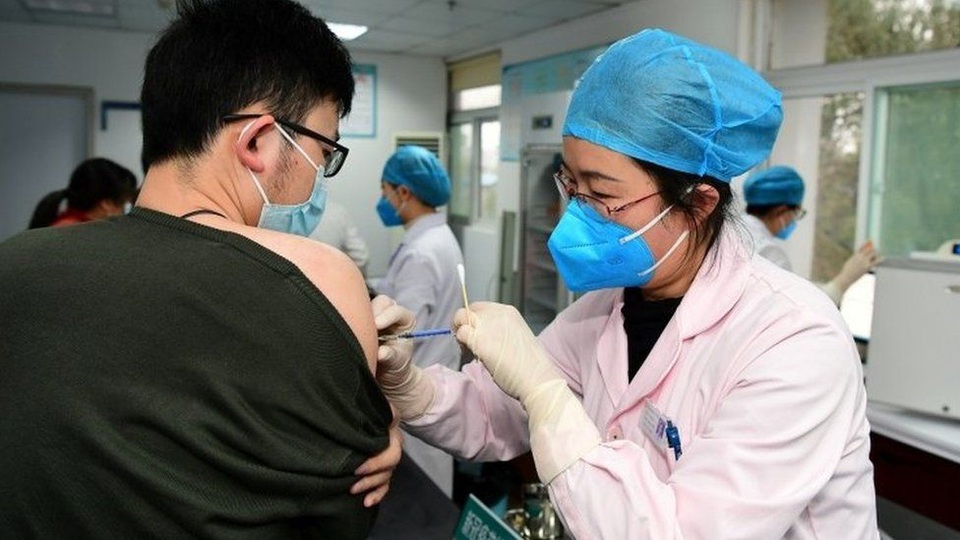Bùng nổ tranh cãi khi Trung Quốc ưu ái người tiêm vắc xin made in China - 1 Bùng nổ tranh cãi khi Trung Quốc ưu ái người tiêm vắc xin made in China - 1
