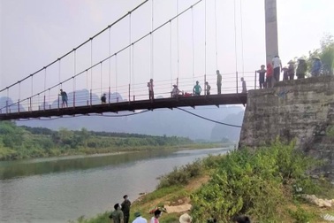 Ngã xe máy văng khỏi cầu treo cao 7 m, tử vong