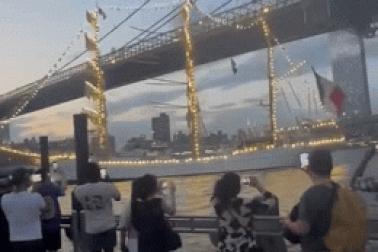 Tàu hải quân Mexico đâm vào cầu Brooklyn