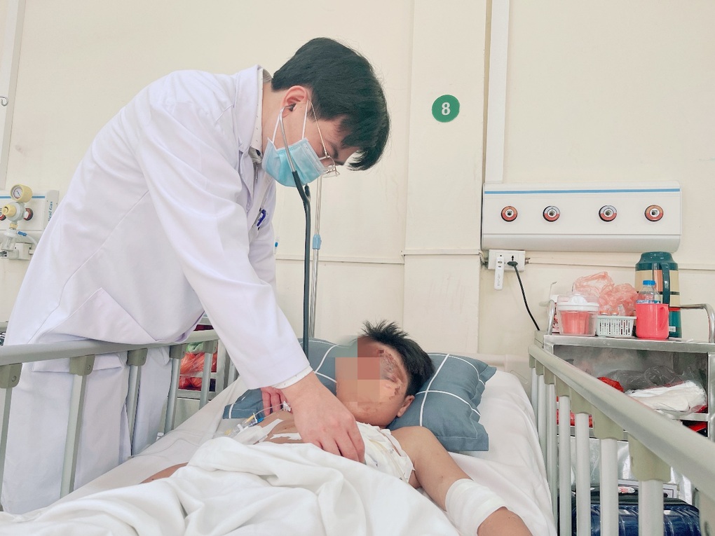 Pháo tự chế phát nổ, dị vật kim loại xuyên vào lồng ngực cậu bé 14 tuổi - 2 Pháo tự chế phát nổ, dị vật kim loại xuyên vào lồng ngực cậu bé 14 tuổi - 2