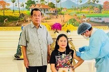 Thủ tướng Campuchia và phu nhân tiêm mũi vắc xin thứ 3