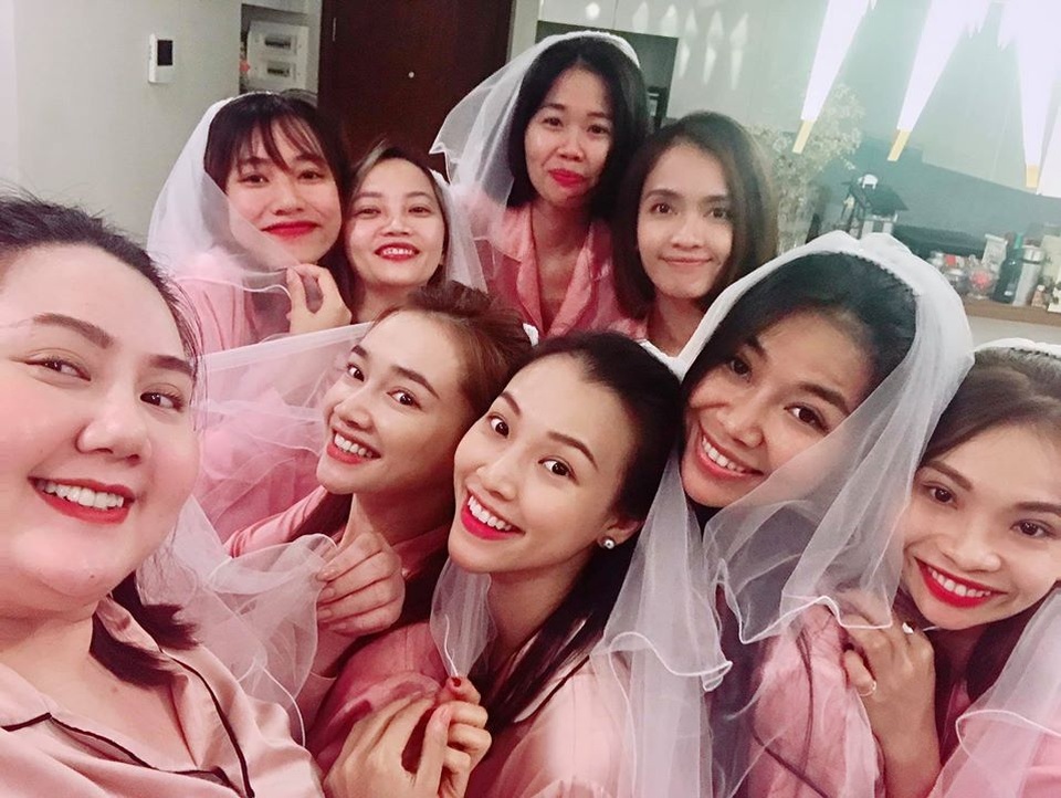 Á hậu Hoàng Oanh công khai chồng Tây điển trai trong ảnh cưới - 11 Á hậu Hoàng Oanh công khai chồng Tây điển trai trong ảnh cưới - 11