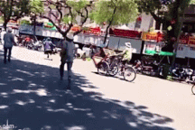 Bất chấp tiếng súng, nhiều người vẫn lao ra đường nhặt vàng