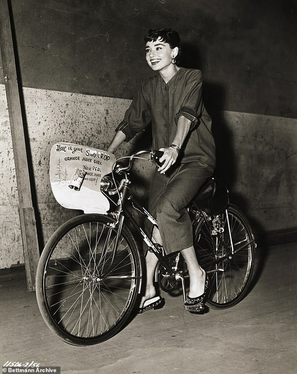 Sửng sốt trước nhan sắc của “truyền nhân Audrey Hepburn” - 2 Sửng sốt trước nhan sắc của “truyền nhân Audrey Hepburn” - 2