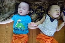 Mẹ đau đớn khi hai con song sinh bị bại não
