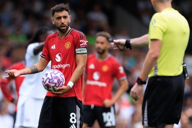 Fernandes đá hỏng 11m khiến Man Utd rơi điểm trước Fulham