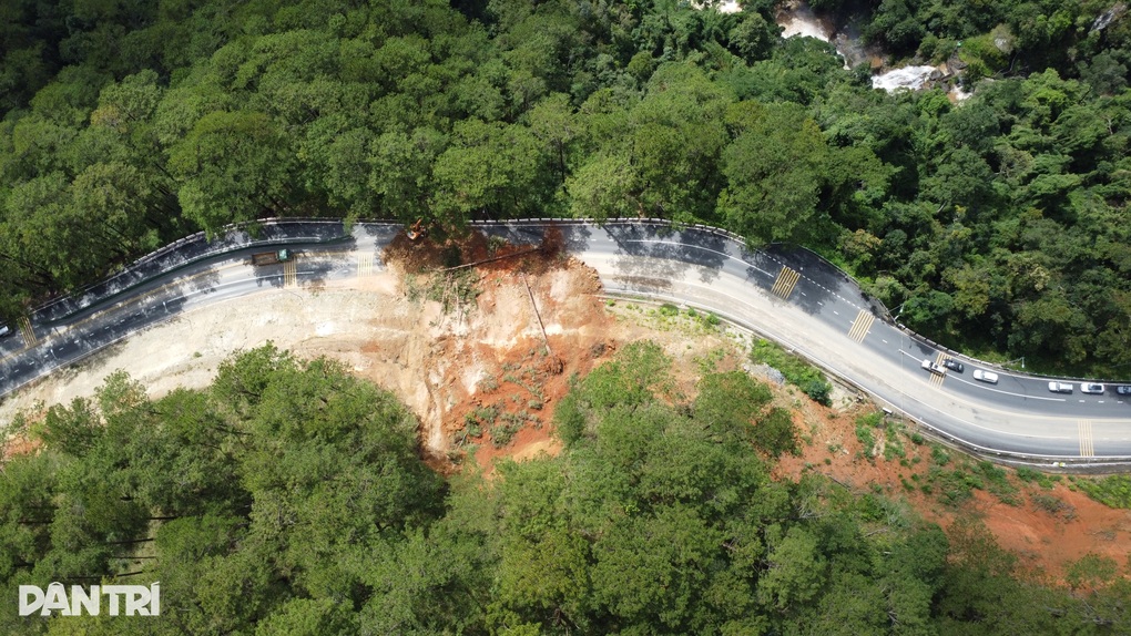 Tạm đóng đèo Prenn ở Đà Lạt do xuất hiện điểm sạt trượt lớn - 2 Tạm đóng đèo Prenn ở Đà Lạt do xuất hiện điểm sạt trượt lớn - 2