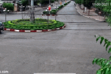 Xe cấp cứu nát bét đầu sau cú va chạm với xe tải